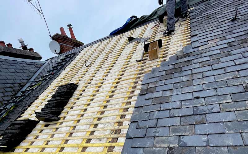 Travaux de couverture - Ets Le Compagnon Couvreur : couvreur en Normandie : pose et rénovation de couverture : ardoises, tuiles… Faitage. Dépannage fuite toiture et intervention en urgence pour votre toit. Pose fenêtre de toit velux, travaux de zinguerie : : gouttière, bande de rive, noue …Artisan couvreur zingueur dans la Manche (50), le Calvados (14), l'Eure (27), l'Orne (61) et la Seine-Maritime (76). ETS LE COMPAGNON COUVREUR