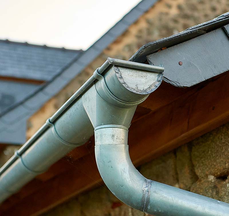 Travaux de couverture - Ets Le Compagnon Couvreur : couvreur en Normandie : pose et rénovation de couverture : ardoises, tuiles… Faitage. Dépannage fuite toiture et intervention en urgence pour votre toit. Pose fenêtre de toit velux, travaux de zinguerie : : gouttière, bande de rive, noue …Artisan couvreur zingueur dans la Manche (50), le Calvados (14), l'Eure (27), l'Orne (61) et la Seine-Maritime (76). ETS LE COMPAGNON COUVREUR