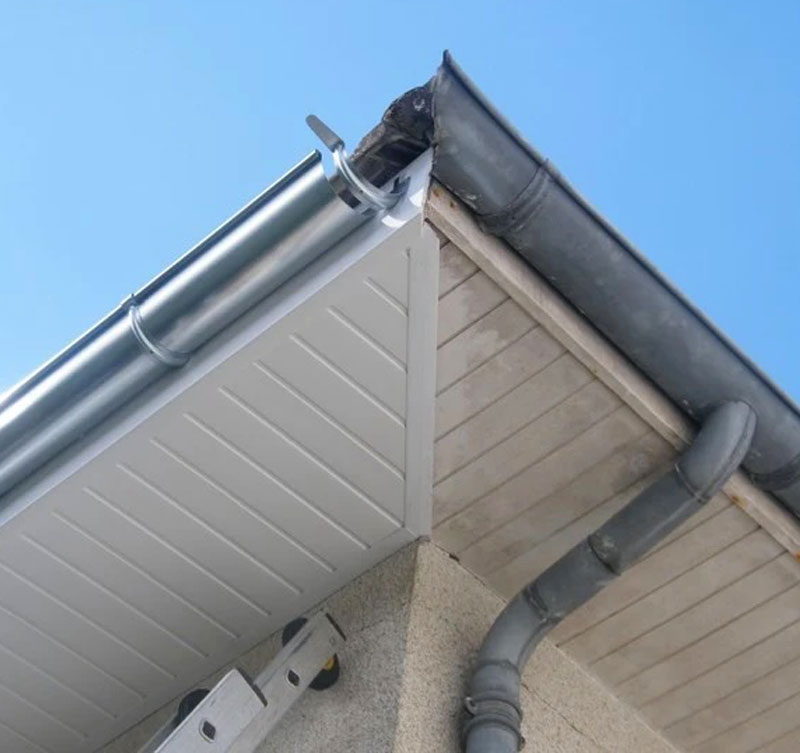 Travaux de couverture - Ets Le Compagnon Couvreur : couvreur en Normandie : pose et rénovation de couverture : ardoises, tuiles… Faitage. Dépannage fuite toiture et intervention en urgence pour votre toit. Pose fenêtre de toit velux, travaux de zinguerie : : gouttière, bande de rive, noue …Artisan couvreur zingueur dans la Manche (50), le Calvados (14), l'Eure (27), l'Orne (61) et la Seine-Maritime (76). ETS LE COMPAGNON COUVREUR