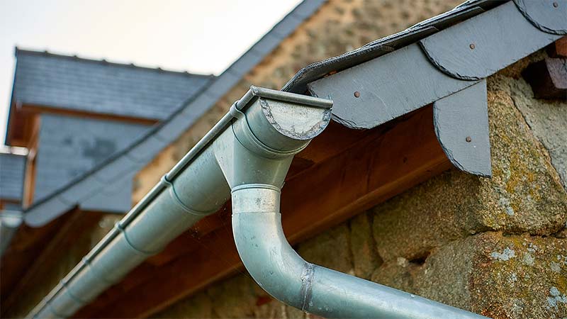 Travaux de couverture - Ets Le Compagnon Couvreur : couvreur en Normandie : pose et rénovation de couverture : ardoises, tuiles… Faitage. Dépannage fuite toiture et intervention en urgence pour votre toit. Pose fenêtre de toit velux, travaux de zinguerie : : gouttière, bande de rive, noue …Artisan couvreur zingueur dans la Manche (50), le Calvados (14), l'Eure (27), l'Orne (61) et la Seine-Maritime (76). ETS LE COMPAGNON COUVREUR