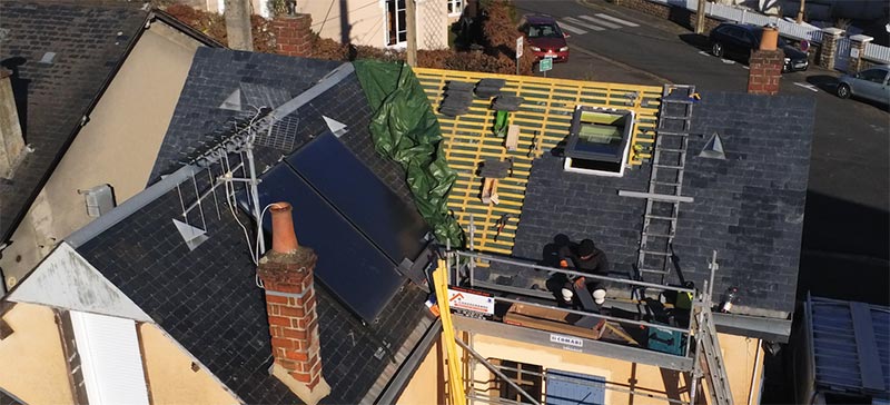 Travaux de couverture - Ets Le Compagnon Couvreur : couvreur en Normandie : pose et rénovation de couverture : ardoises, tuiles… Faitage. Dépannage fuite toiture et intervention en urgence pour votre toit. Pose fenêtre de toit velux, travaux de zinguerie : : gouttière, bande de rive, noue …Artisan couvreur zingueur dans la Manche (50), le Calvados (14), l'Eure (27), l'Orne (61) et la Seine-Maritime (76). ETS LE COMPAGNON COUVREUR