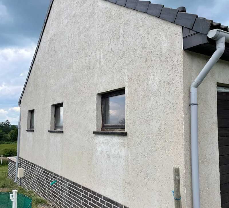 Nettoyage et peinture façade - Ets Le Compagnon Couvreur : artisan peintre en Normandie : Nettoyage, traitement anti-mousse, ravalement peinture façade, boiseriese et ferronnerie, imperméabilisation façade. iIntervention sdans la Manche (50), le Calvados (14), l'Eure (27), l'Orne (61) et la Seine-Maritime (76). ETS LE COMPAGNON COUVREUR