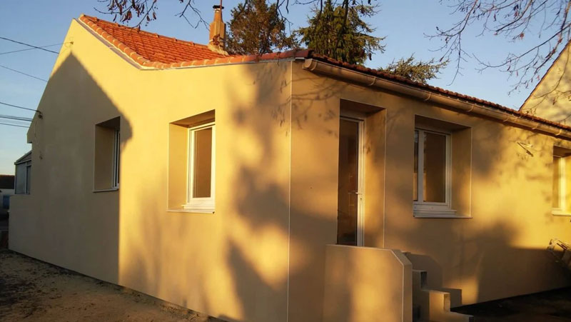 Nettoyage et peinture façade - Ets Le Compagnon Couvreur : artisan peintre en Normandie : Nettoyage, traitement anti-mousse, ravalement peinture façade, boiseriese et ferronnerie, imperméabilisation façade. iIntervention sdans la Manche (50), le Calvados (14), l'Eure (27), l'Orne (61) et la Seine-Maritime (76). ETS LE COMPAGNON COUVREUR