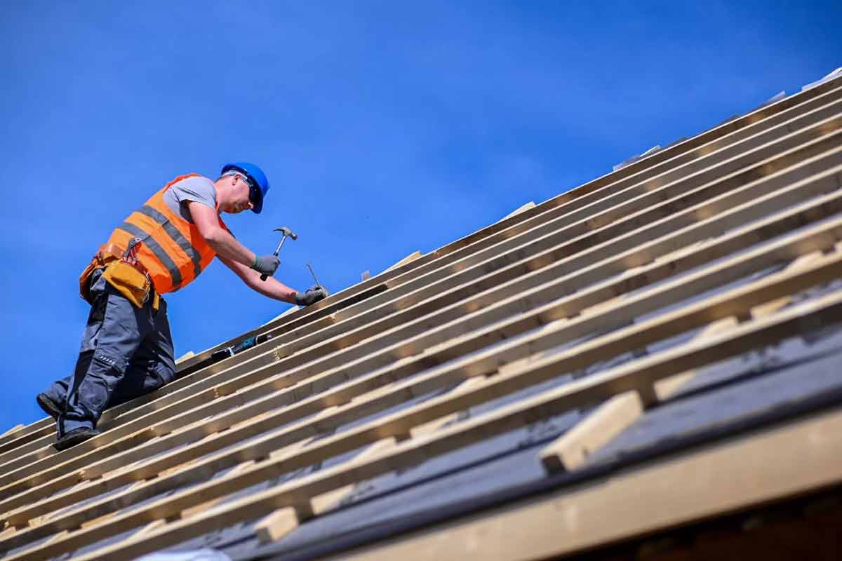 ETS LE COMPAGNON COUVREUR : UNE ÉQUIPE D’ARTISANS EXPÉRIMENTÉS À VOTRE SERVICE DANS TOUTE LA NORMANDIE. Travaux de charpente, traitement des bois, de couverture, zinguerie, nettoyage peinture hydrofuge toiture, étanchéité toit terrasse, isolation toiture combles, ramonage, ravalement peinture façade et nettoyage des extérieurs. Entreprise de toiture dans toute la Normandie :  la Manche (50), le Calvados (14), l'Eure (27), l'Orne (61) et la Seine-Maritime (76).