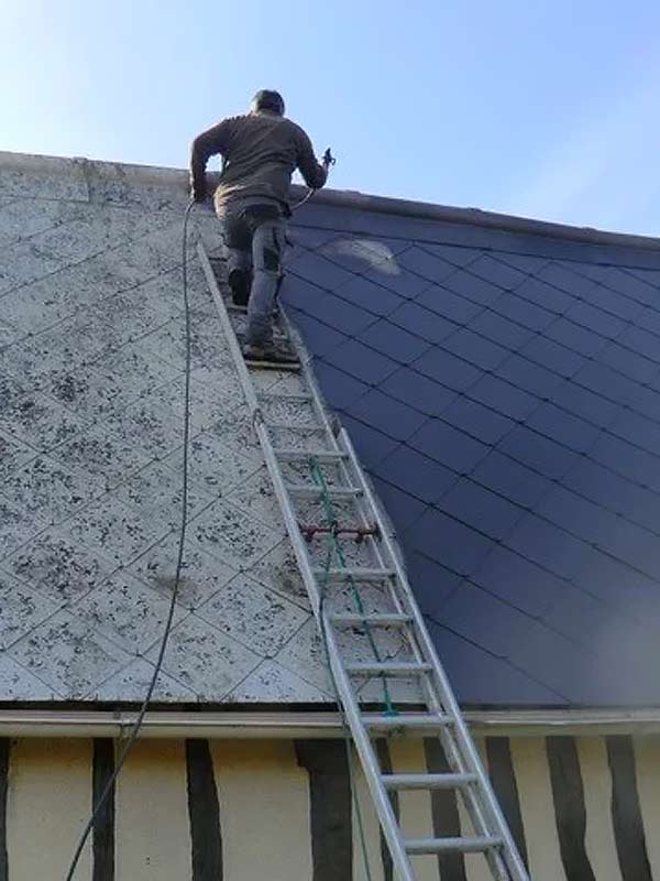 ETS LE COMPAGNON COUVREUR : UNE ÉQUIPE D’ARTISANS EXPÉRIMENTÉS À VOTRE SERVICE DANS TOUTE LA NORMANDIE. Travaux de charpente, traitement des bois, de couverture, zinguerie, nettoyage peinture hydrofuge toiture, étanchéité toit terrasse, isolation toiture combles, ramonage, ravalement peinture façade et nettoyage des extérieurs. Entreprise de toiture dans toute la Normandie :  la Manche (50), le Calvados (14), l'Eure (27), l'Orne (61) et la Seine-Maritime (76).