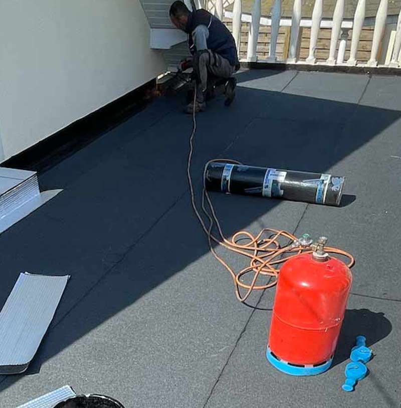 ETS LE COMPAGNON COUVREUR : UNE ÉQUIPE D’ARTISANS EXPÉRIMENTÉS À VOTRE SERVICE DANS TOUTE LA NORMANDIE. Travaux de charpente, traitement des bois, de couverture, zinguerie, nettoyage peinture hydrofuge toiture, étanchéité toit terrasse, isolation toiture combles, ramonage, ravalement peinture façade et nettoyage des extérieurs. Entreprise de toiture dans toute la Normandie : la Manche (50), le Calvados (14), l'Eure (27), l'Orne (61) et la Seine-Maritime (76).