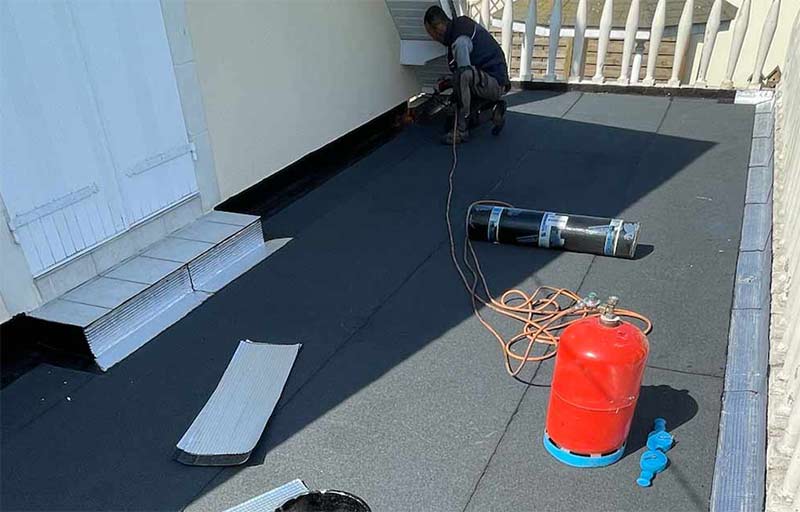 ETS LE COMPAGNON COUVREUR : UNE ÉQUIPE D’ARTISANS EXPÉRIMENTÉS À VOTRE SERVICE DANS TOUTE LA NORMANDIE. Travaux de charpente, traitement des bois, de couverture, zinguerie, nettoyage peinture hydrofuge toiture, étanchéité toit terrasse, isolation toiture combles, ramonage, ravalement peinture façade et nettoyage des extérieurs. Entreprise de toiture dans toute la Normandie :  la Manche (50), le Calvados (14), l'Eure (27), l'Orne (61) et la Seine-Maritime (76).