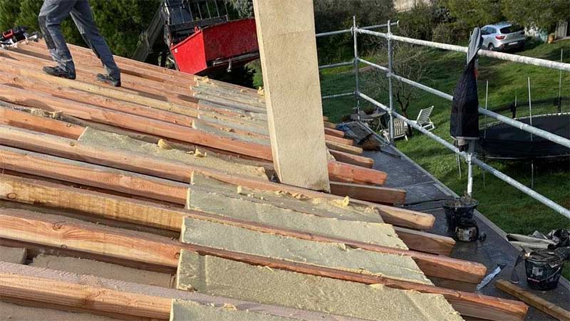 ETS LE COMPAGNON COUVREUR : UNE ÉQUIPE D’ARTISANS EXPÉRIMENTÉS À VOTRE SERVICE DANS TOUTE LA NORMANDIE. Travaux de charpente, traitement des bois, de couverture, zinguerie, nettoyage peinture hydrofuge toiture, étanchéité toit terrasse, isolation toiture combles, ramonage, ravalement peinture façade et nettoyage des extérieurs. Entreprise de toiture dans toute la Normandie :  la Manche (50), le Calvados (14), l'Eure (27), l'Orne (61) et la Seine-Maritime (76).