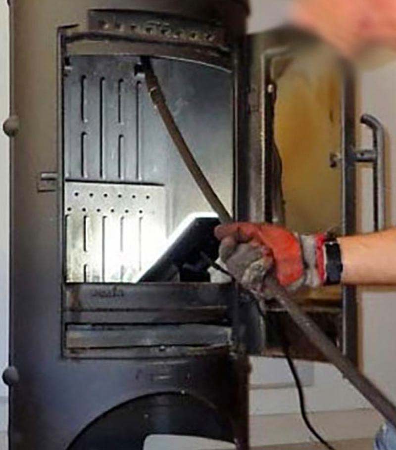 Ramonage - Ets Le Compagnon Couvreur : ramoneur en Normandie : Ramonage des conduits de cheminées à foyer ouvert, inserts, foyers fermés, poêles à bois, chaudières ... intervention dans la Manche (50), le Calvados (14), l'Eure (27), l'Orne (61) et la Seine-Maritime (76). ETS LE COMPAGNON COUVREUR