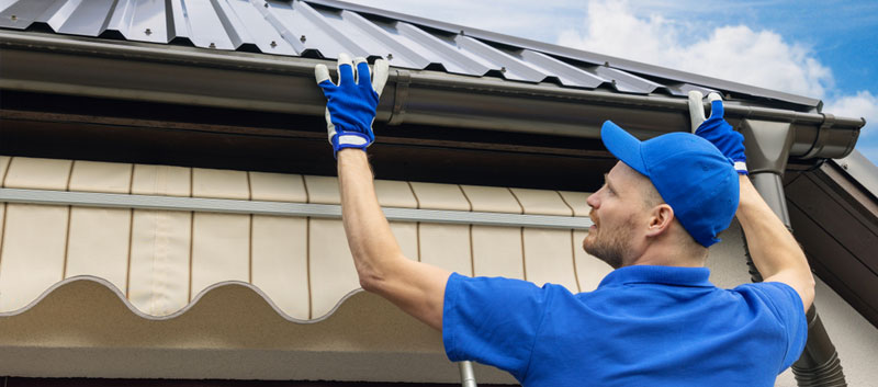 Travaux de couverture - Ets Le Compagnon Couvreur : couvreur en Normandie : pose et rénovation de couverture : ardoises, tuiles… Faitage. Dépannage fuite toiture et intervention en urgence pour votre toit. Pose fenêtre de toit velux, travaux de zinguerie : : gouttière, bande de rive, noue …Artisan couvreur zingueur dans la Manche (50), le Calvados (14), l'Eure (27), l'Orne (61) et la Seine-Maritime (76). ETS LE COMPAGNON COUVREUR